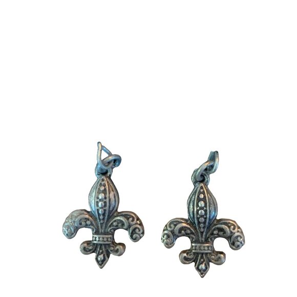 🍒 2/$20 🍒 Pair of Vintage Fleur de Lis Pewter Earrings with Black Stone On Top - Picture 1 of 3